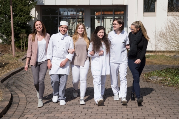 Gruppenbild Auszubildende vor einer Klinik Gruppenbild Auszubildende vor einer Klinik