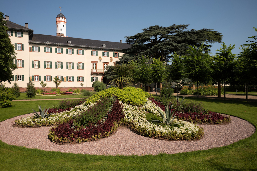 Landgrafenschloss mit geometrisch und farblich abgestimmten Schlosspark 