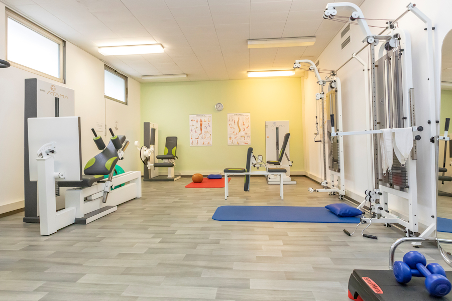 Sportraum mit Geräten und Matten Sportraum mit Geräten und Matten