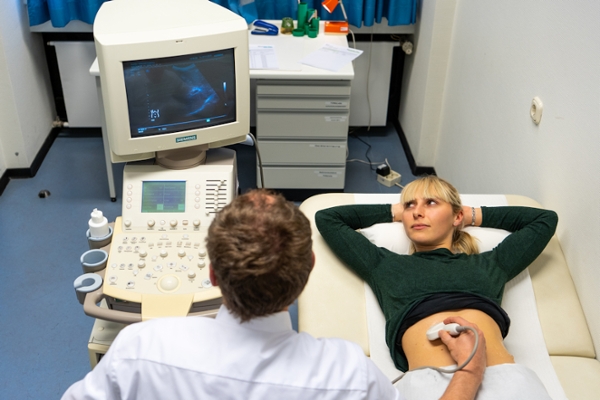 Ultraschalluntersuchung des Bauches einer liegenden Rehabilitandin Ultraschalluntersuchung des Bauches einer liegenden Rehabilitandin